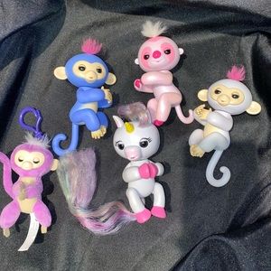 Fingerlings Lot 4 fingerlings and 1 mini plushy bag charm.